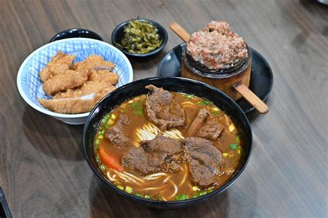 德忞牛肉麵|【台北善導寺站美食】德忞牛肉麵：老張擔擔麵的徒弟與特色炒豬。